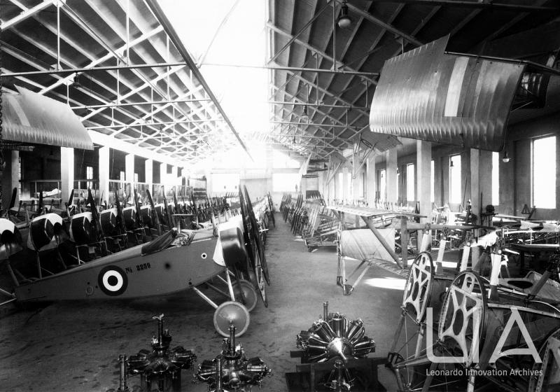 La nuova linea di montaggio dei Nieuport-Macchi Ni.11 a Masnago--Varese.